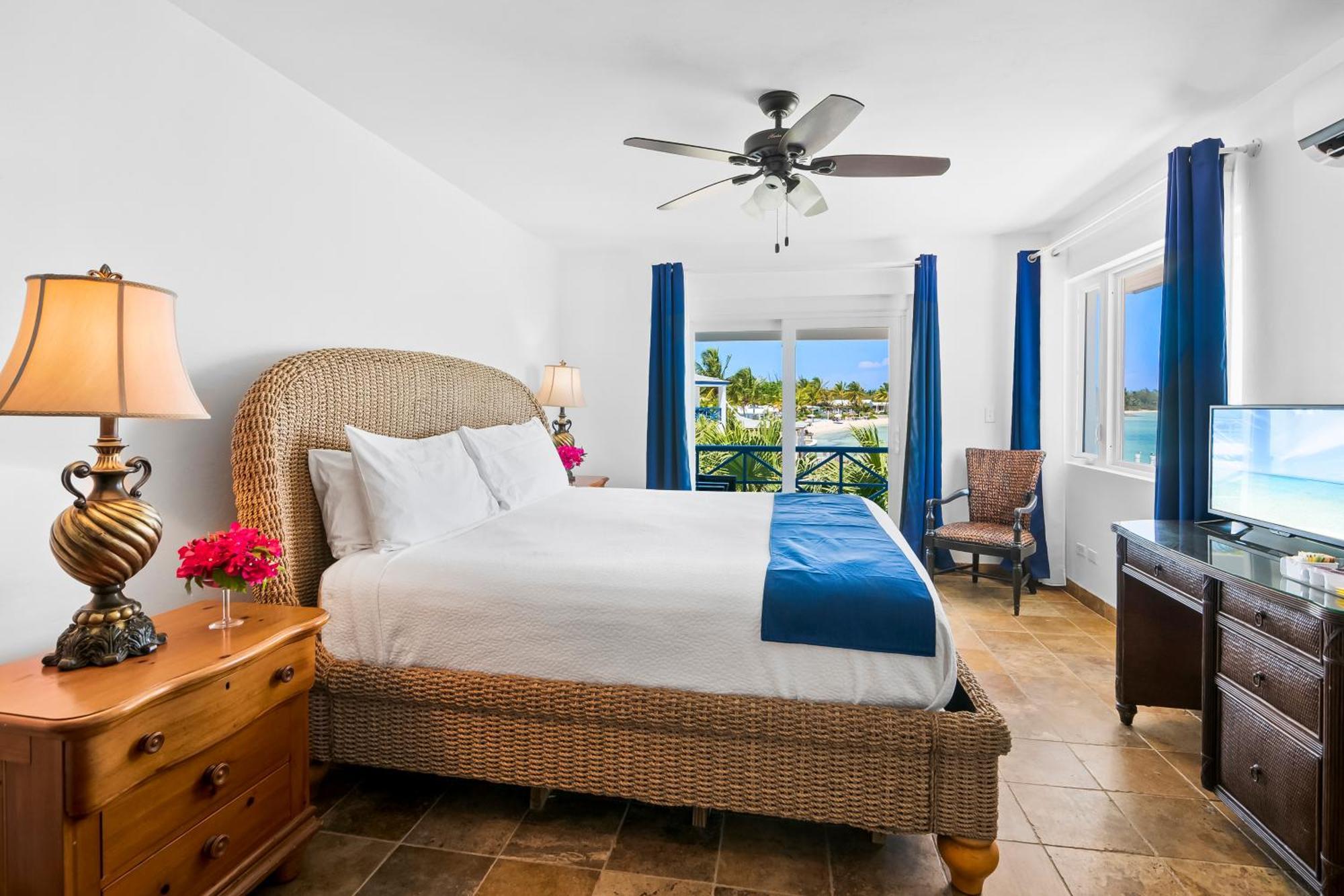 Hotel Augusta Bay George Town Esterno foto